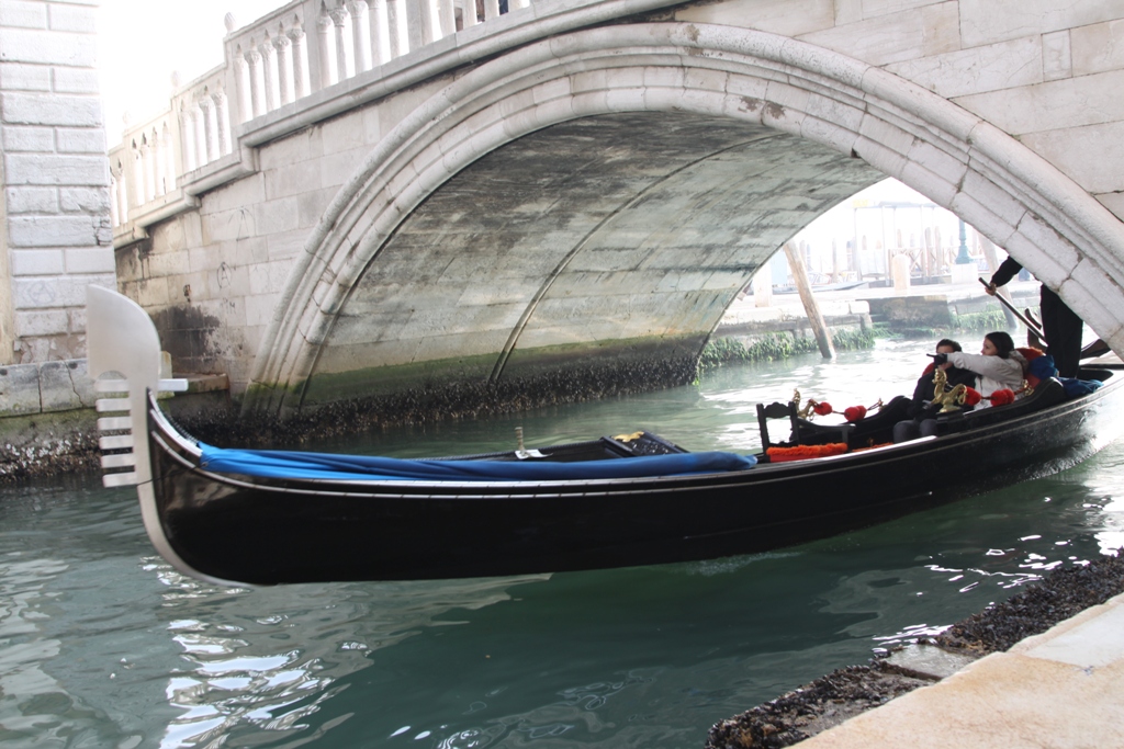 Gondola sotto il ponte
